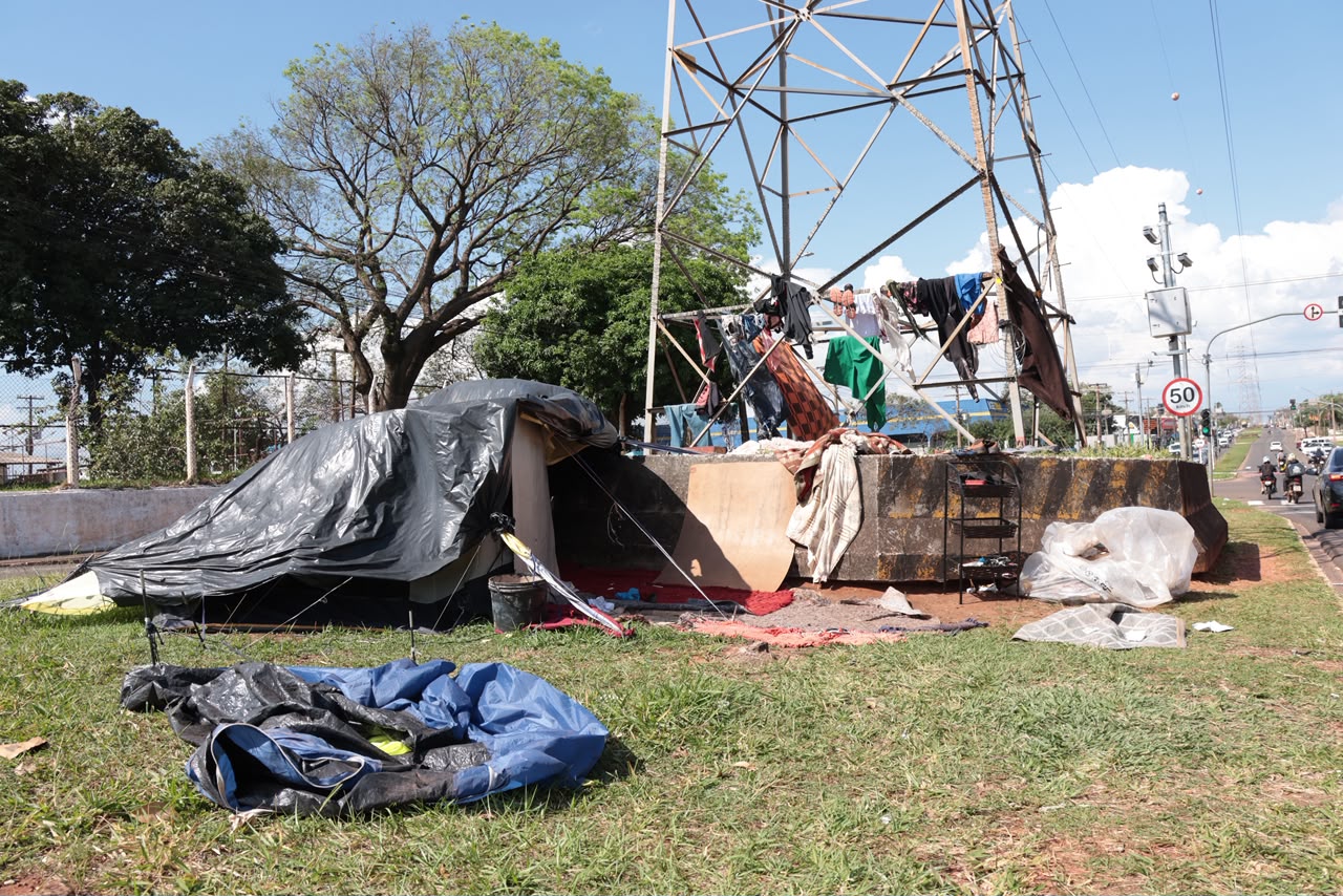 Vivendo sob torre de alta tensão em Campo Grande, mulher foi parar na rua após violência doméstica