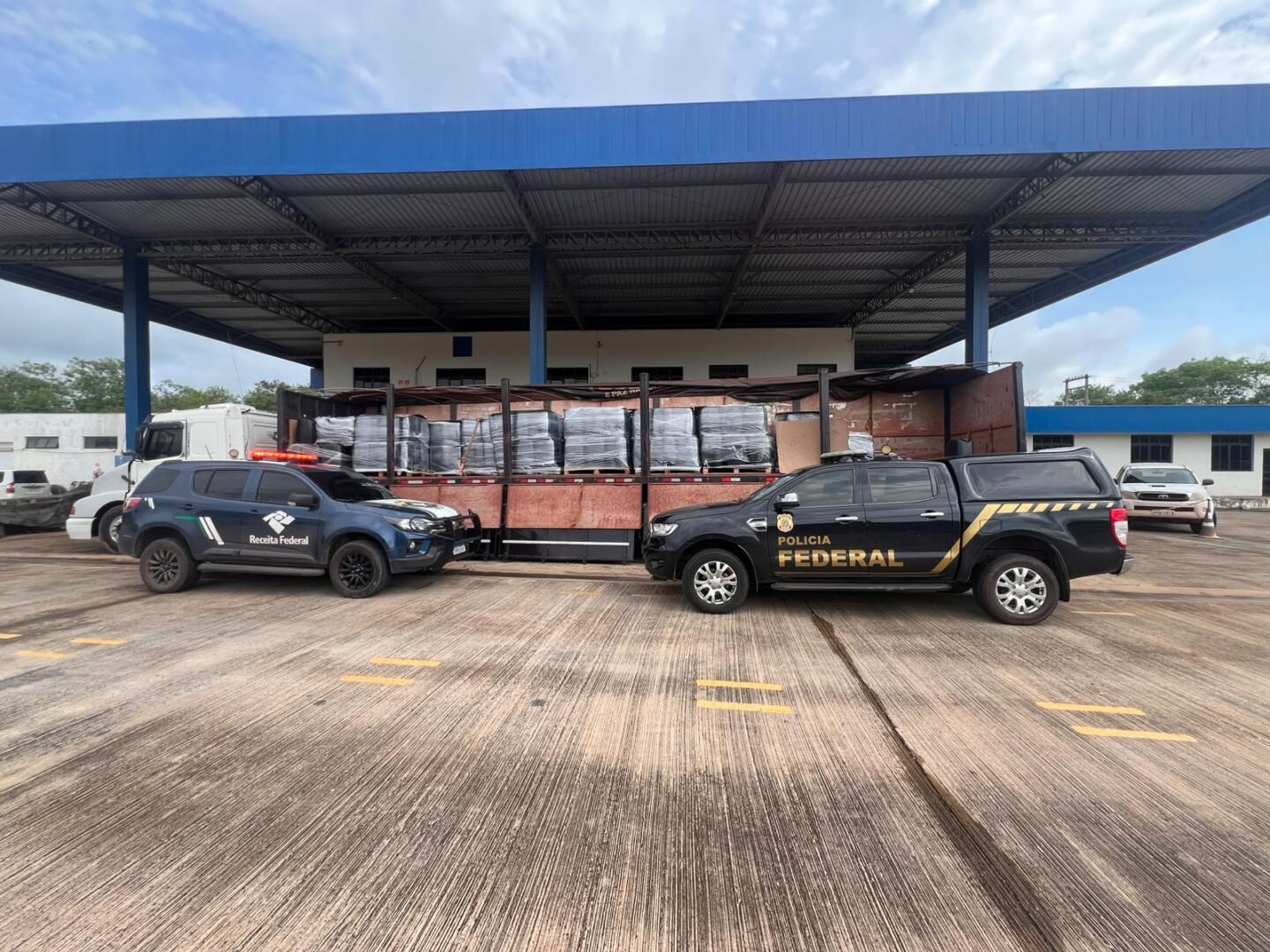 Carga de 17 toneladas de insumos usados na produção de cocaína é apreendida em Corumbá