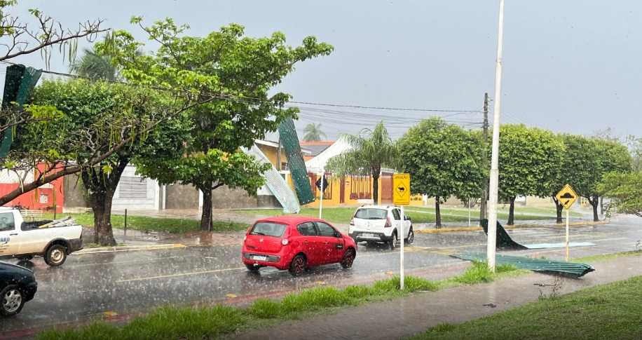 Temporal com granizo arranca teto de ginásio e atinge casas em Três Lagoas