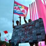 Acadêmicos da UFMS fazem manifestação debaixo de chuva em Campo Grande