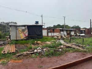 Chuva e ventos derrubam telhados de casas no Indubrasil e moradores pedem ajuda
