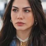 Atriz de “Meu Nome é Farah”, Demet Özdemir é resgatada de barco após fortes chuvas em Istambul