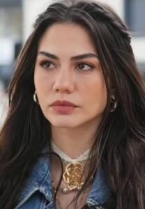 Atriz de “Meu Nome é Farah”, Demet Özdemir é resgatada de barco após fortes chuvas em Istambul