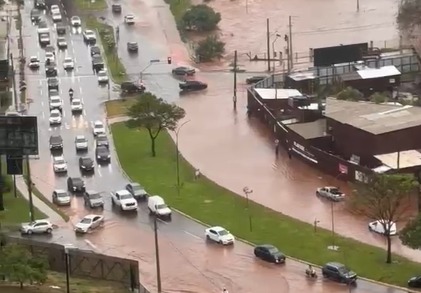 VÍDEO: Chuva alaga Avenida Nelly Martins e faz lago do Parque das Nações transbordar