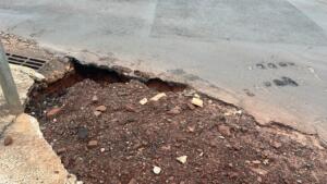 Após temporal, cratera se abre em cruzamento na região central de Campo Grande