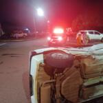 Motorista sofre graves ferimentos em forte colisão com tombamento na Piratininga
