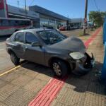 Acidente entre carro e ônibus deixa mulher ferida e muro destruído na Avenida Ceará
