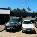 Jovem é preso com carro furtado, drogas e três adolescentes em Água Clara