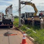 Pneu estoura e motorista acerta poste em avenida do Tijuca de Campo Grande 