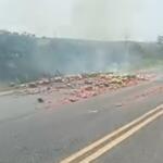 Caminhão carregado de melancia pega fogo na BR-163 em Campo Grande
