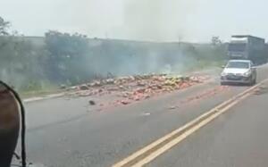 Caminhão carregado de melancia pega fogo na BR-163 em Campo Grande