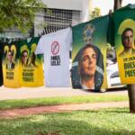 A dois dias do segundo turno, vendedores reabastecem seus estoques de camisetas e bandeiras