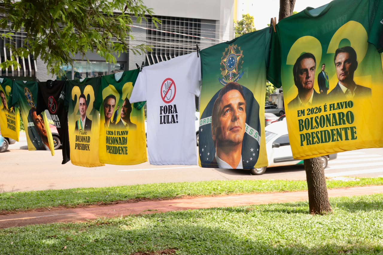 Vendas de camisetas e bandeiras movimentam as ruas de Campo Grande antes do 2º turno