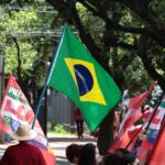 Manifestantes realizam ato pró-Lula no Centro de Campo Grande