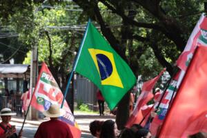 Manifestantes realizam ato pró-Lula no Centro de Campo Grande