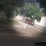 Câmera de segurança flagra caminhonete tombando em avenida de Jardim