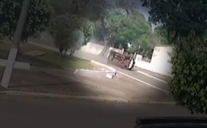 Câmera de segurança flagra caminhonete tombando em avenida de Jardim