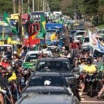 Manifestantes realizam ato a favor de Flávio Bolsonaro na Av. Afonso Pena