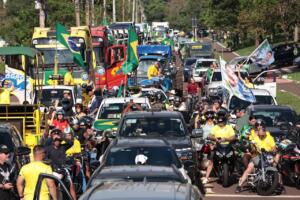 Manifestantes realizam ato a favor de Flávio Bolsonaro na Av. Afonso Pena
