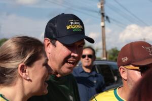 Manifestantes realizam ato a favor de Flávio Bolsonaro na Av. Afonso Pena