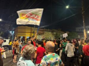 Apoiadores de Lula se reúnem na 14 de Julho e comemoram resultado em clima de Copa