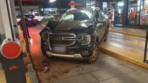 Motorista bate caminhonete em drive thru na Mato Grosso e abandona veículo