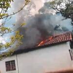 Casa de liderança indígena pega fogo em Tacuru e comunidade denuncia intolerância religiosa