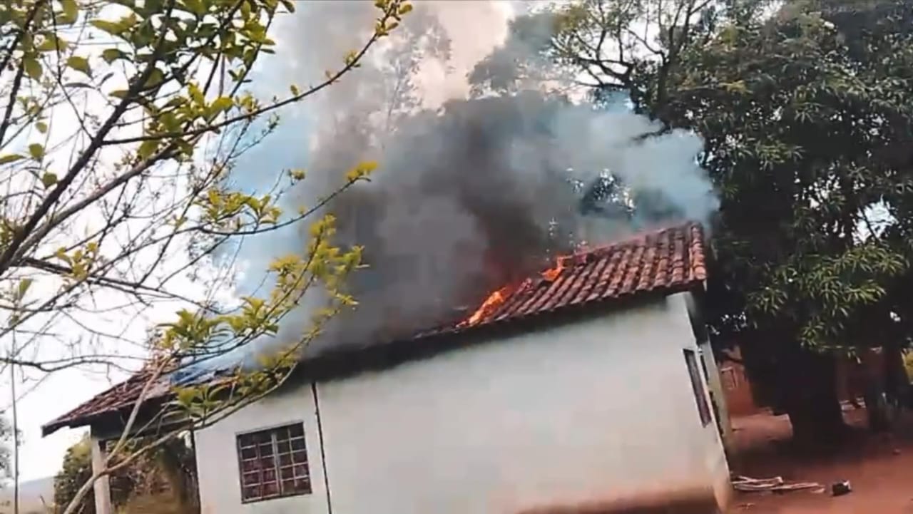 Casa de liderança indígena pega fogo em Tacuru e comunidade denuncia intolerância religiosa