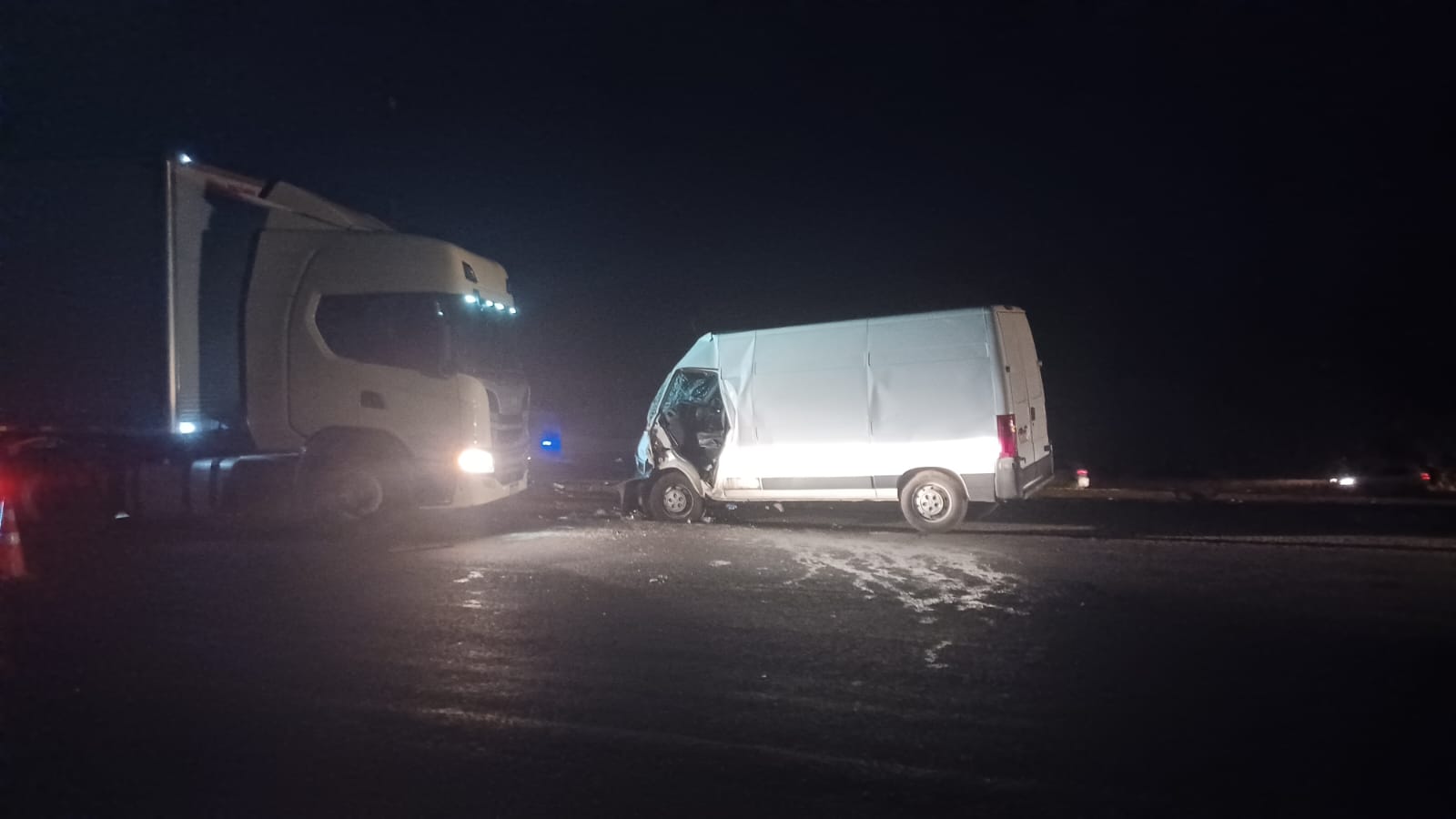 Motorista de van fica presa às ferragens em acidente com carreta no anel viário em Campo Grande