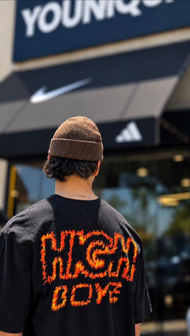 Moda streetwear em frente à loja Younique em Campo Grande