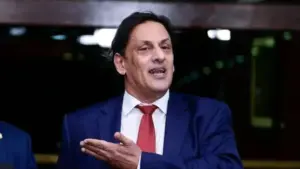 ‘Fui pego de surpresa tanto quanto os senhores’, diz Frederick Wassef, advogado de Flávio Bolsonaro