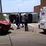 Caminhonete capota em acidente com Fiat Uno e motoristas são levados para atendimento