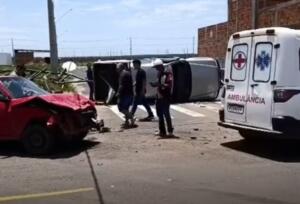 Caminhonete capota em acidente com Fiat Uno e motoristas são levados para atendimento