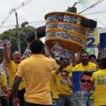 Em ‘esquenta’ de manifestação, apoiadores fazem adesivaço a favor de Flávio Bolsonaro