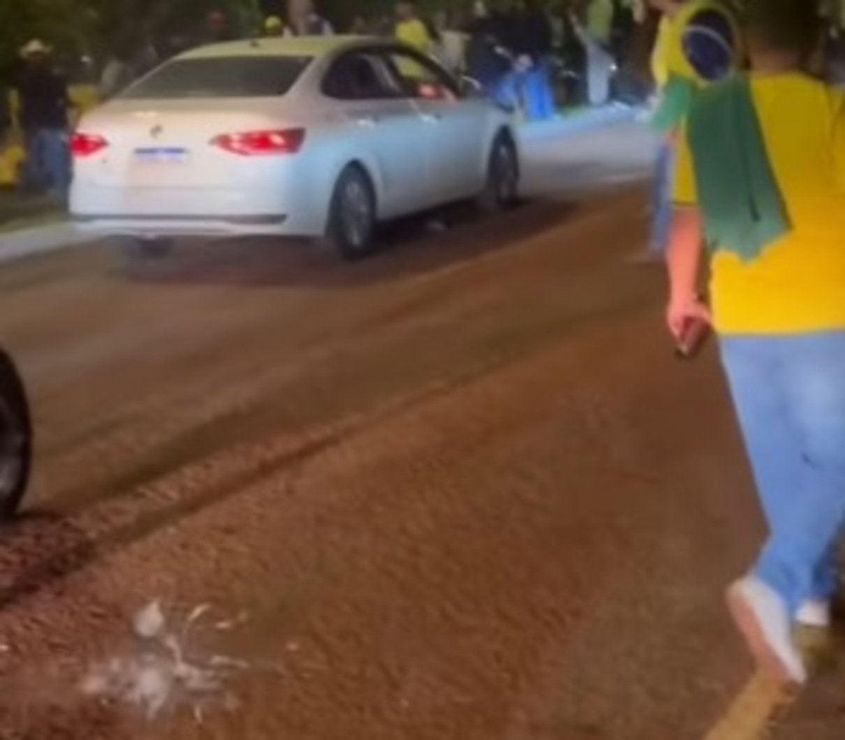VÍDEO: garrafas e objetos são lançados contra carros durante comemoração de eleição na Afonso Pena
