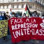 Adolescente perde a mão ao pegar granada atirada pela polícia em protesto estudantil na França