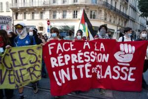 Adolescente perde a mão ao pegar granada atirada pela polícia em protesto estudantil na França