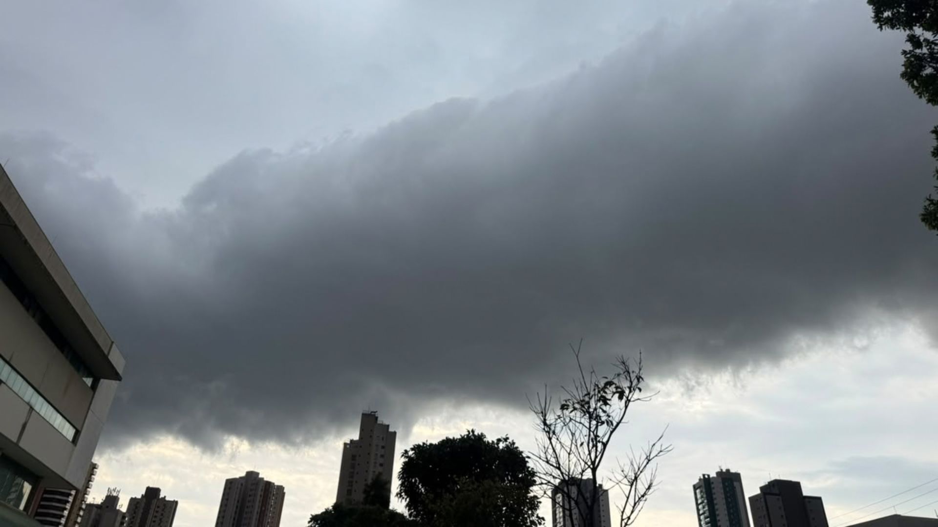 Frente fria mantém tempo chuvoso e clima ameno em MS neste sábado