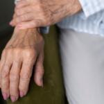 Doença silenciosa, a osteoporose pode evoluir sem sintomas até uma queda mudar a rotina