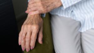 Doença silenciosa, a osteoporose pode evoluir sem sintomas até uma queda mudar a rotina