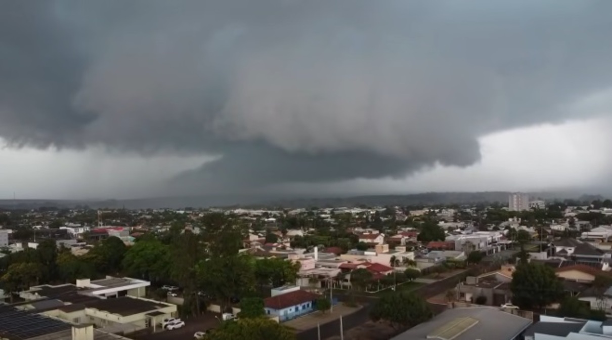 VÍDEO: imagens mostram formação de temporal em Amambai