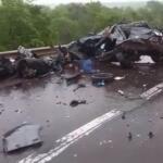 Colisão frontal entre carro e carreta deixa um morto e outro ferido na BR-163