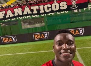 Athletico-PR goleia Chapecoense com dois gols do artilheiro Viveros