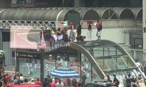 Manifestantes picham e quebram estações de metrô após ato pró-Lula