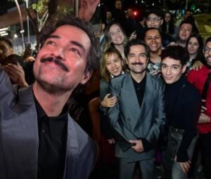 Alfonso Herrera encanta fãs em São Paulo com simpatia e carinho antes de evento no MASP