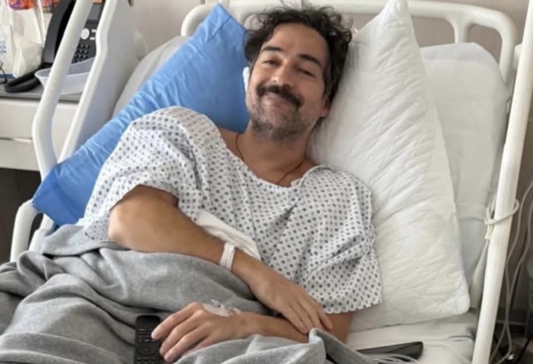 Após passagem pelo Brasil, Alfonso Herrera passa por nova cirurgia no joelho e brinca: “A terceira é a da sorte”