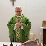 Papa Leão XIV aparece pela primeira vez após cirurgia e celebra missa em hospital de Roma