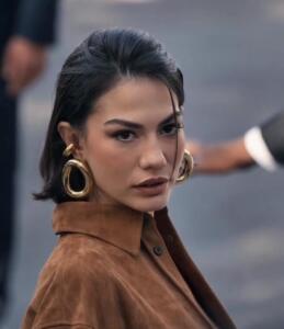 Demet Özdemir , a Farah de “Meu nome é Farah”, marca presença no desfile da Balenciaga em Paris