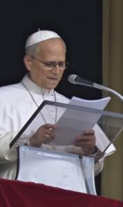 Papa Leão XIV aparece sem precisar de auxílio e retoma tradicional oração no Vaticano
