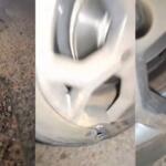 Com menos de 20 dias de uso, motorista passa em buraco e estoura 2 pneus de carro novo